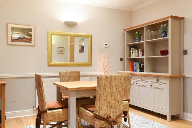 Air Maison - Superb Location! 1 Bedroom Flat with Parking - image 9