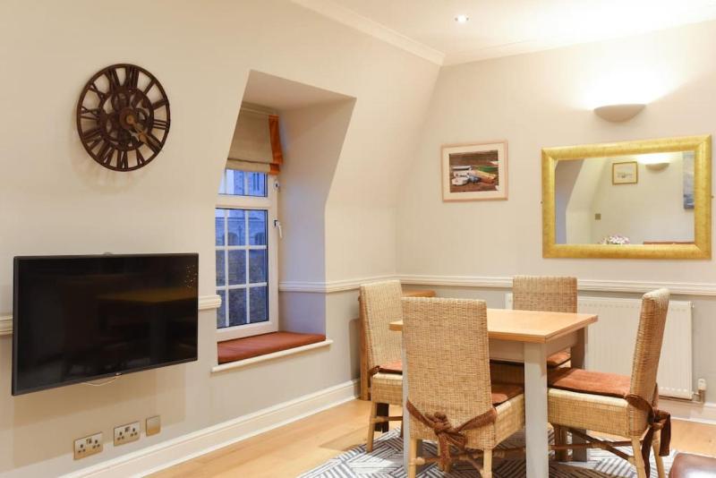 Air Maison - Superb Location! 1 Bedroom Flat with Parking - image 34
