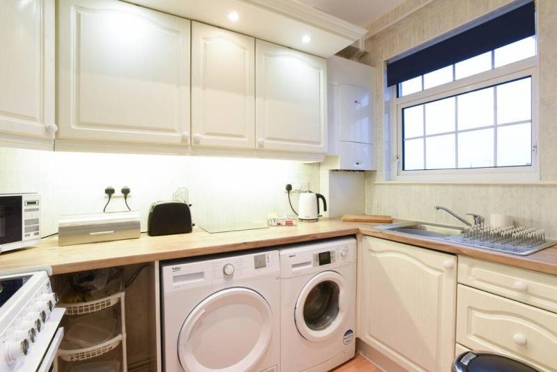 Air Maison - Superb Location! 1 Bedroom Flat with Parking - image 33