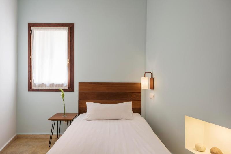 Standard Single Room image 3