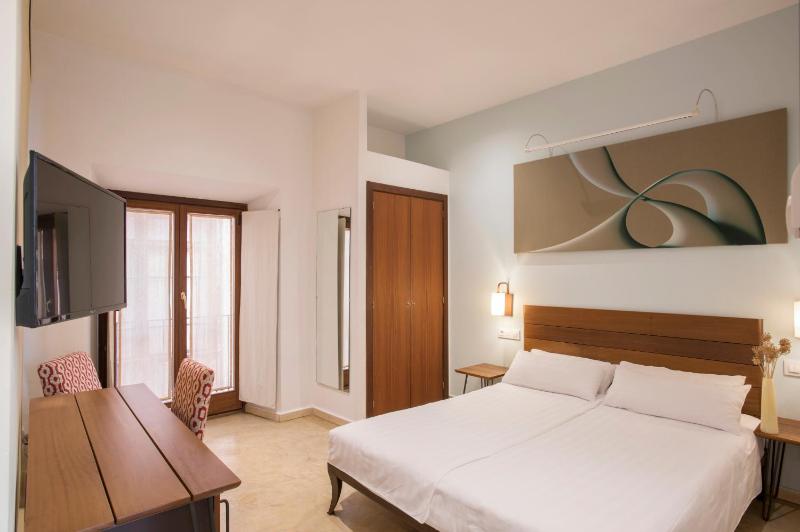 Standard Double or Twin Room image 1
