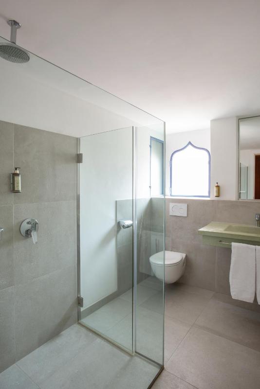 Standard Double or Twin Room image 4