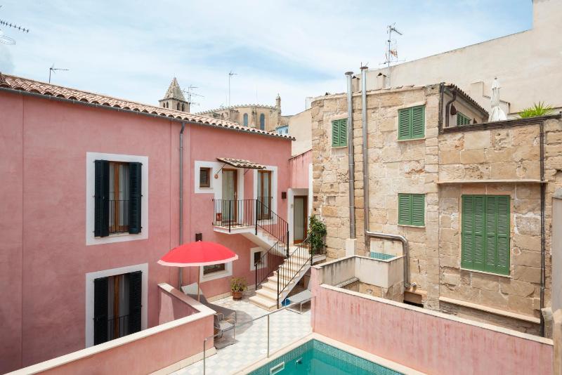 Deluxe Double or Twin Room image 2