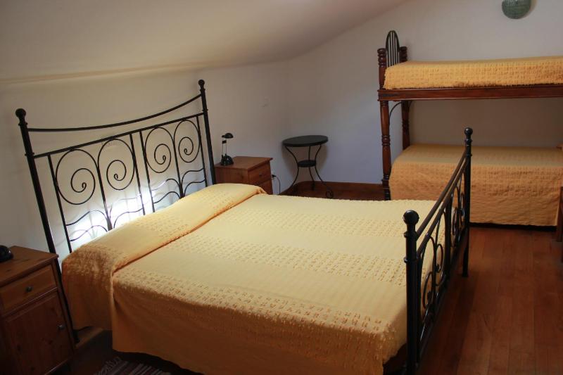 Quadruple Room with Shared Bathroom image 4