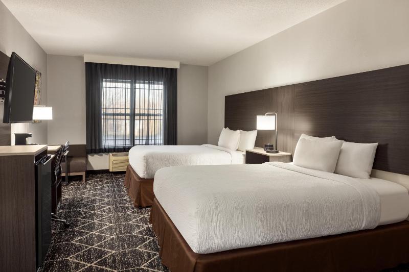 Queen Room with Two Queen Beds and Bath Tub - Mobility Accessible/Non-Smoking image 4