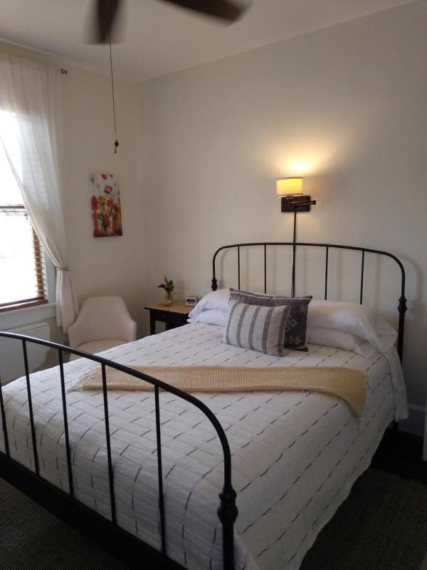 Deluxe Queen Room image 4