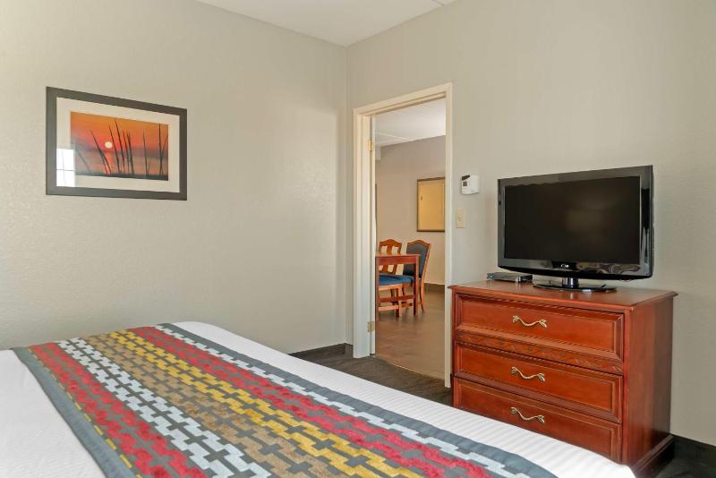 King Suite with Sofa Bed  - Non-Smoking image 3