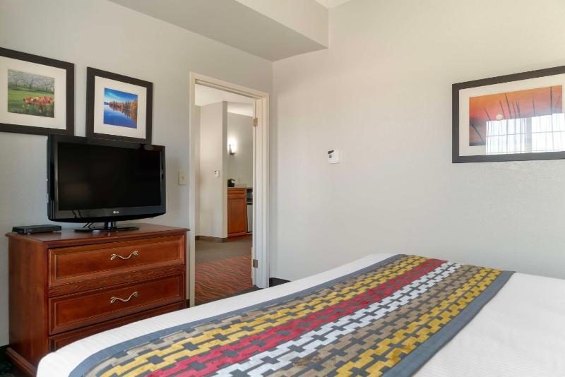King Suite with Spa Bath - Non-Smoking image 3