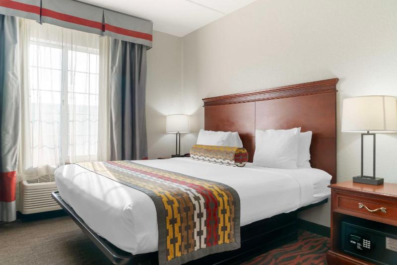 King Room with Sofa Bed - Non-Smoking image 4