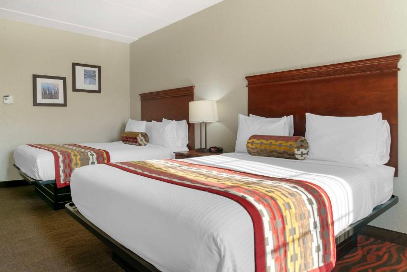 Queen Room with Two Queen Beds - Non-Smoking image 3