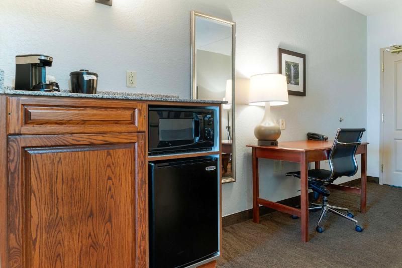 Queen Suite with Two Queen Beds and Sofa Bed - Non-Smoking image 3