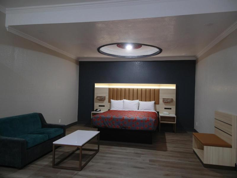 King Suite with Spa Bath image 3