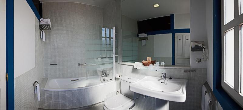 Double or Twin Room image 3