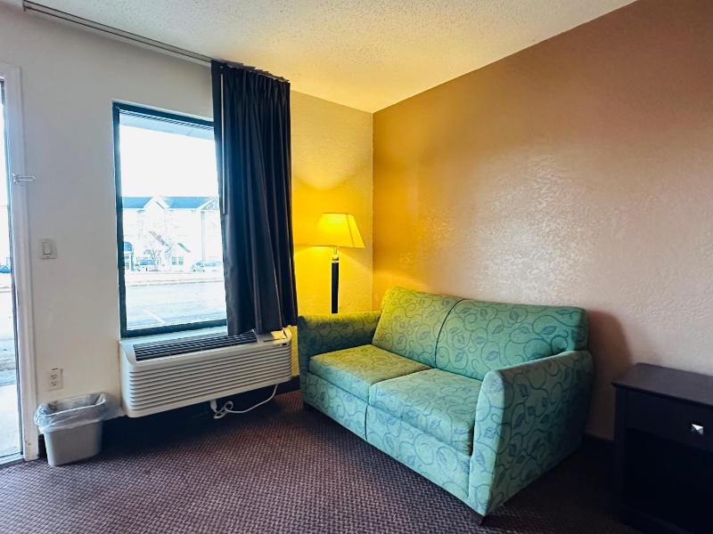 King Room with Tub - Disability Access/Non Smoking/Exterior Corridor image 3