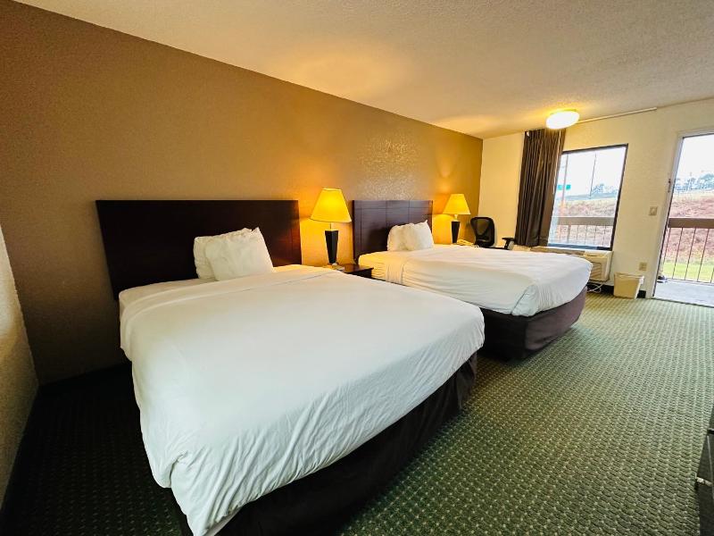 Quadruple Room with Two Queen Beds - Non Smoking/Exterior Corridor image 4