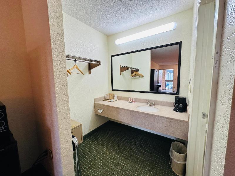 King Room - Non Smoking/Exterior Corridor image 2
