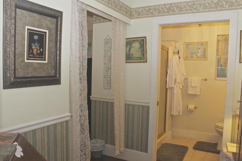 King Suite with Fireplace - Ground Floor image 2