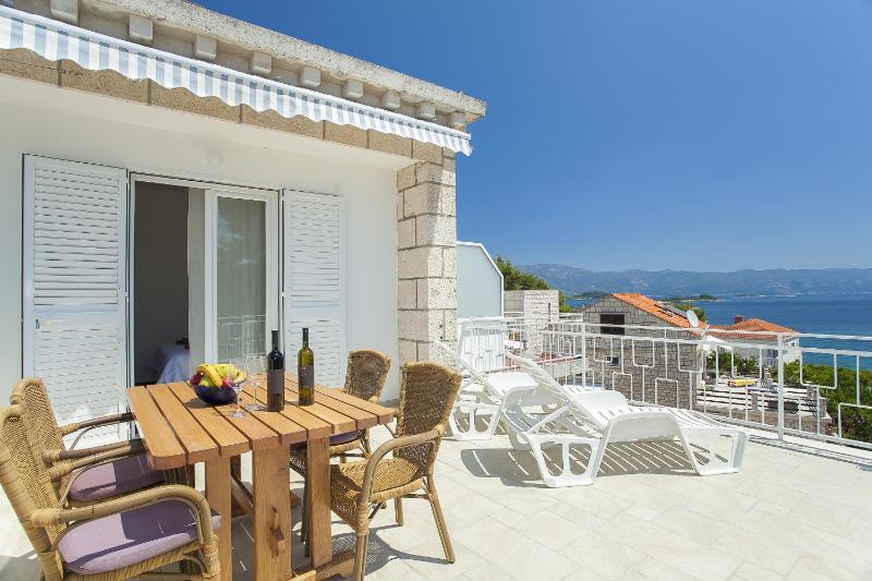 Double Room with Balcony and Sea View image 2