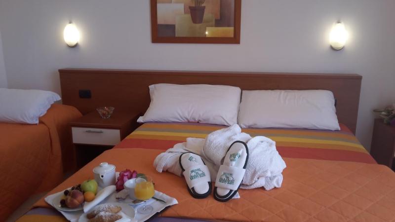 Deluxe Double Room image 3