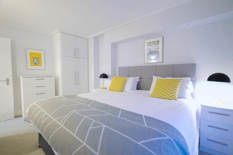 One-Bedroom Apartment image 2