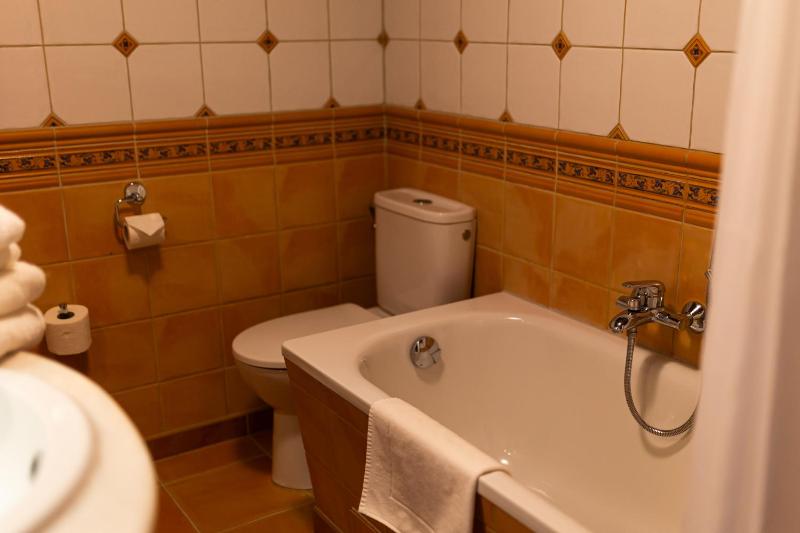 Triple Room with Bath image 2