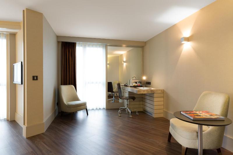 Junior Suite, 1 King image 1