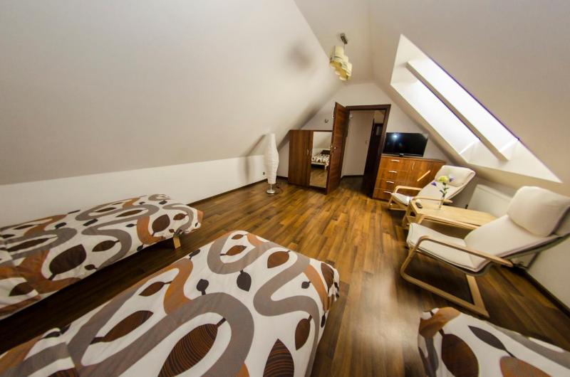 Triple Room with Shared Bathroom image 3