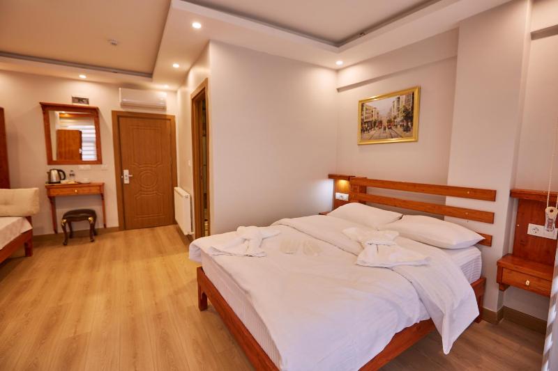 Deluxe Double Room with Balcony image 4