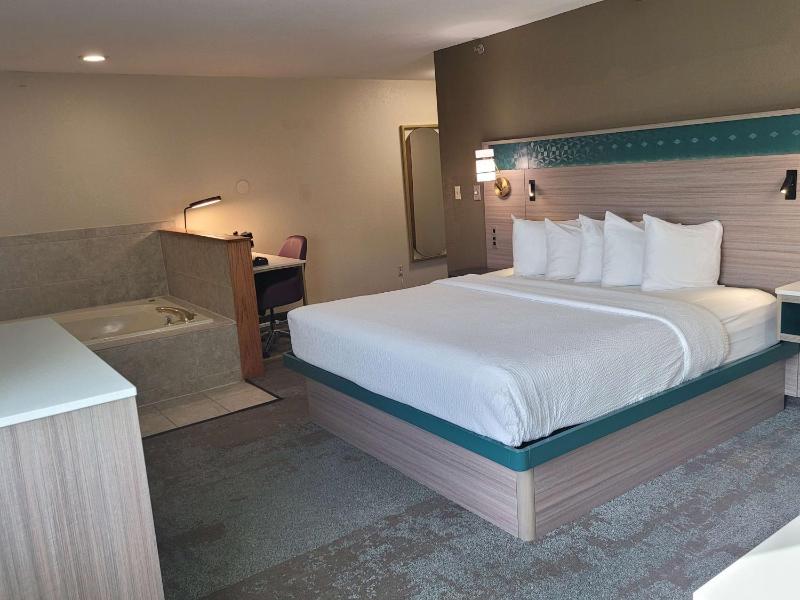 King Room with Sofa Bed and Spa Bath image 4