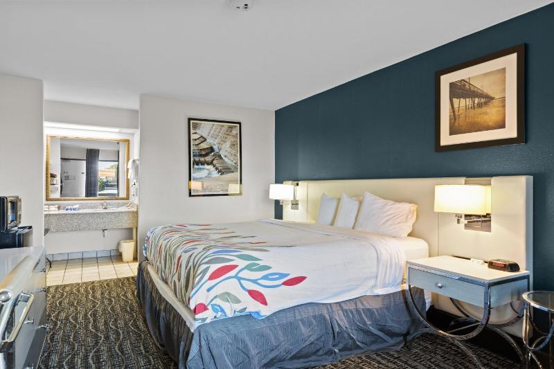 Standard King Room image 4