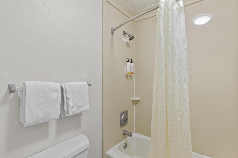 Standard Queen Room image 2