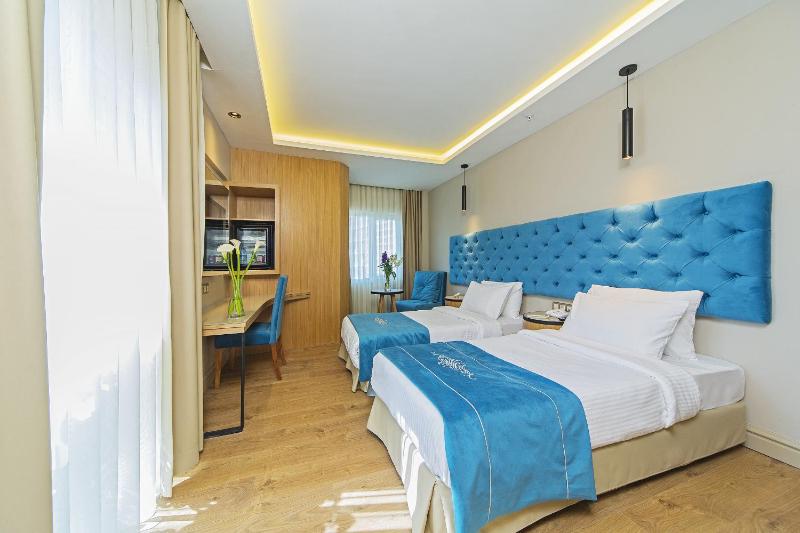 Standard Double or Twin Room image 4