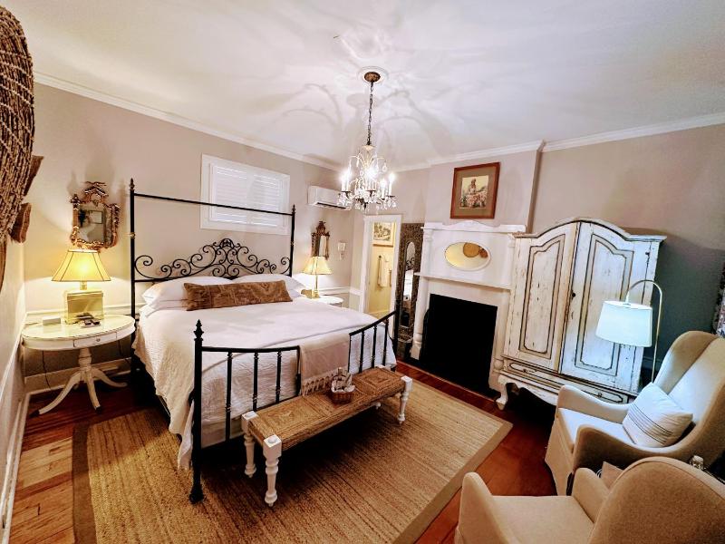 Bijou Boutique Inn - image 32