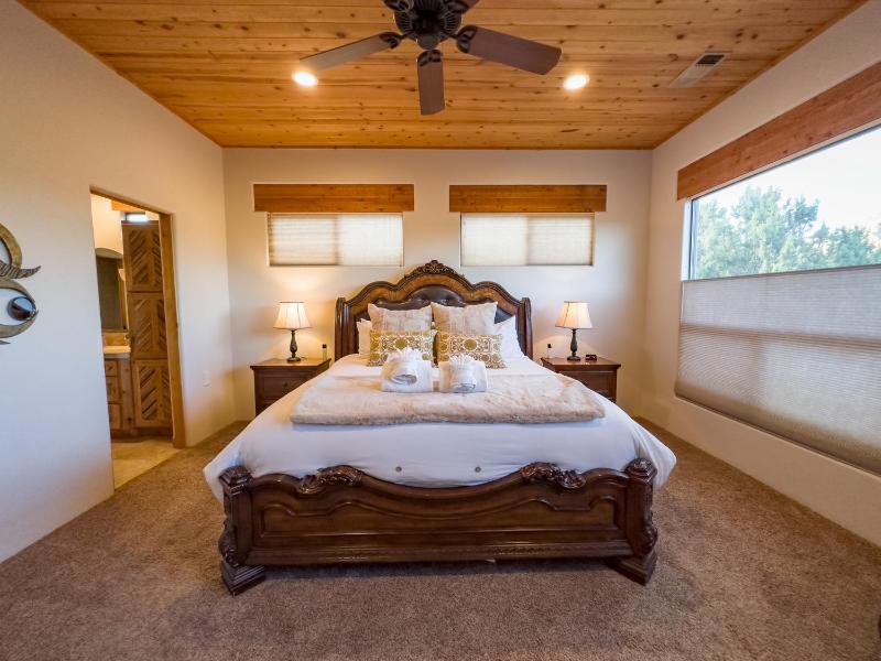 Spectacular Sedona Destination with Pool & Spa - image 37