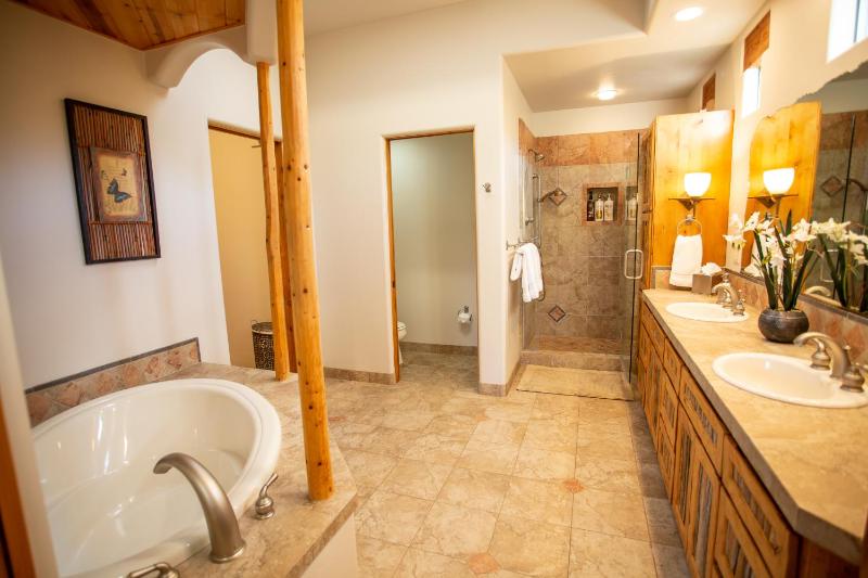 Spectacular Sedona Destination with Pool & Spa - image 27