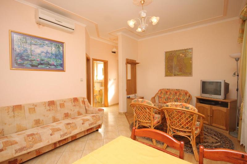 One-Bedroom Apartment with Terrace and Sea View image 1