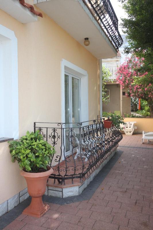 One-Bedroom Apartment with Terrace and Sea View image 4
