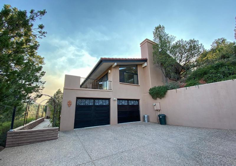 Open Style Home with Magnificent Views! - image 12