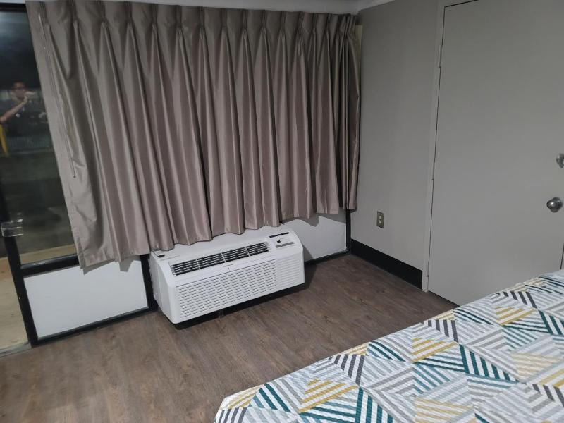 Deluxe Queen Room with Two Queen Beds - Smoking image 4