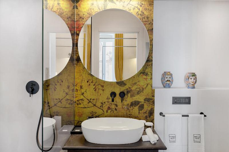 Deluxe Double Room with Balcony - historic center view image 3