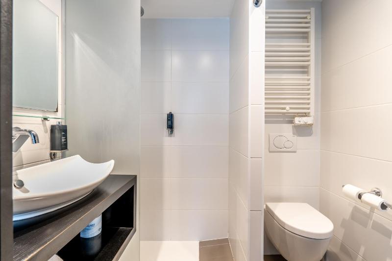 Standard Double Room image 3