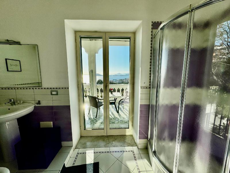 Deluxe Double Room with Balcony and Sea View image 2