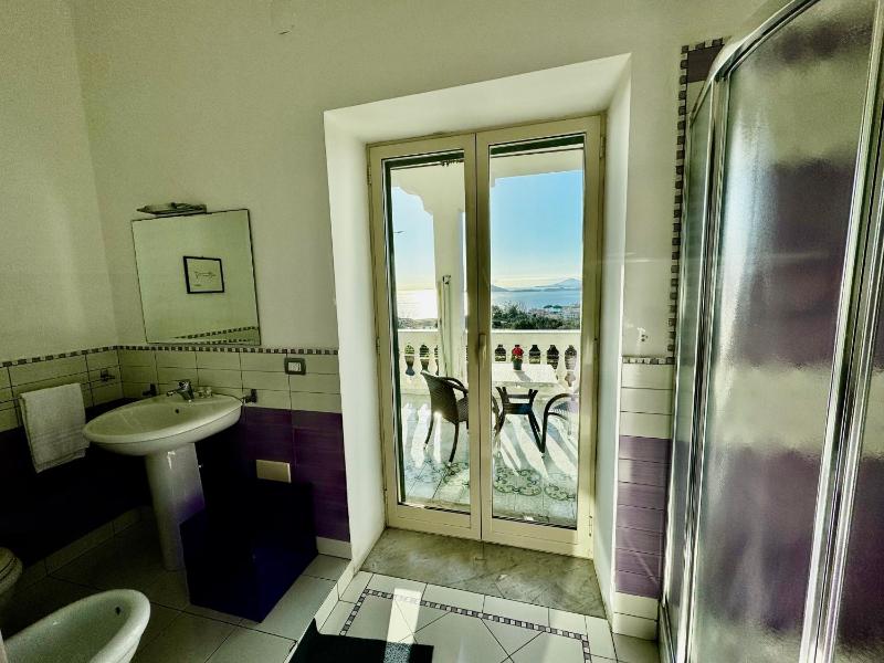 Deluxe Double Room with Balcony and Sea View image 3