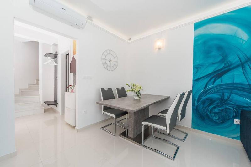 Merima luxury accommodation with private pool - image 15