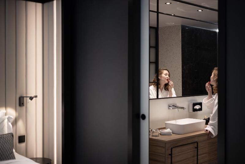 Kafka Suite with One King Bed and Sofa - City View image 3