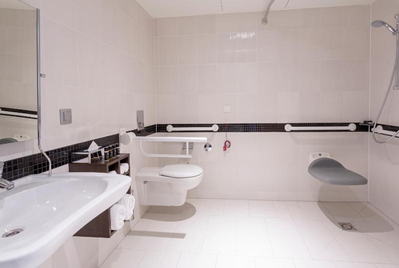 Queen Room - Mobility Access image 3