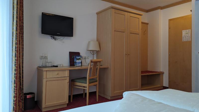 Classic Double Room image 4