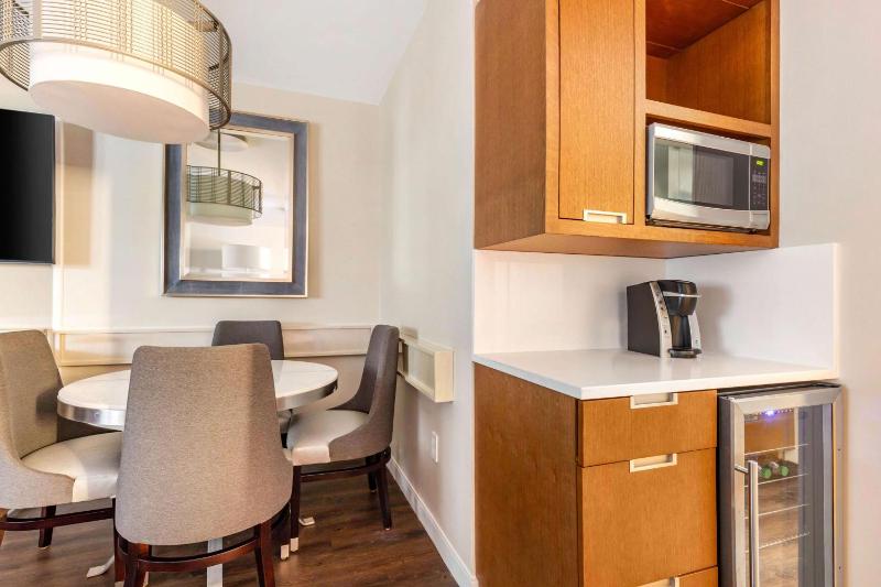 One-Bedroom King Suite with Sofa Bed image 3
