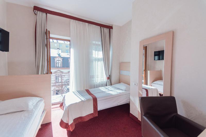 Standard Twin Room image 3