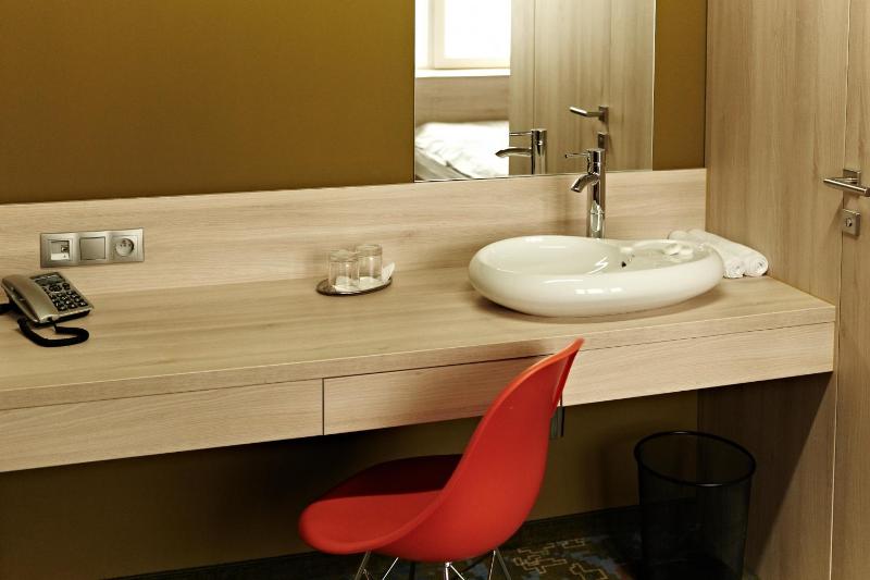 Standard Twin Room image 2